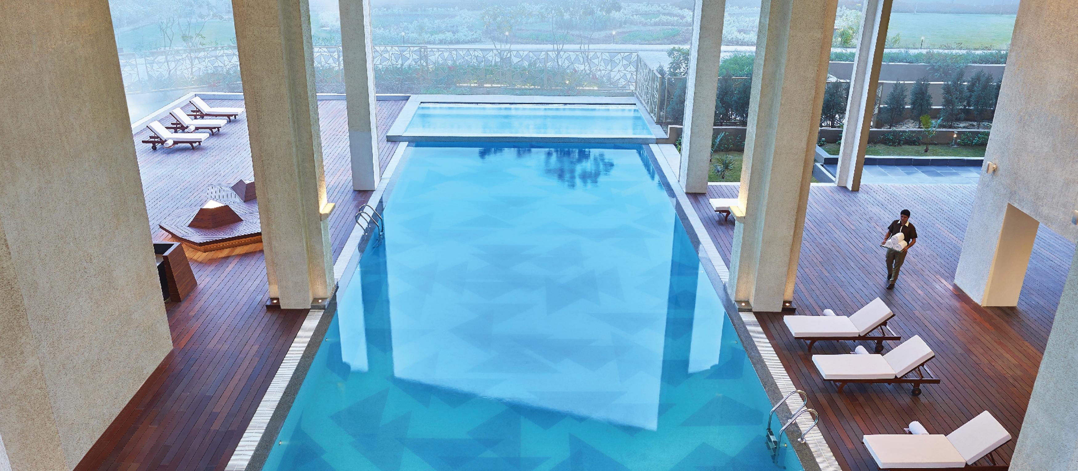 Vivanta New Delhi, Dwarka Zewnętrze zdjęcie The pool at the hotel
