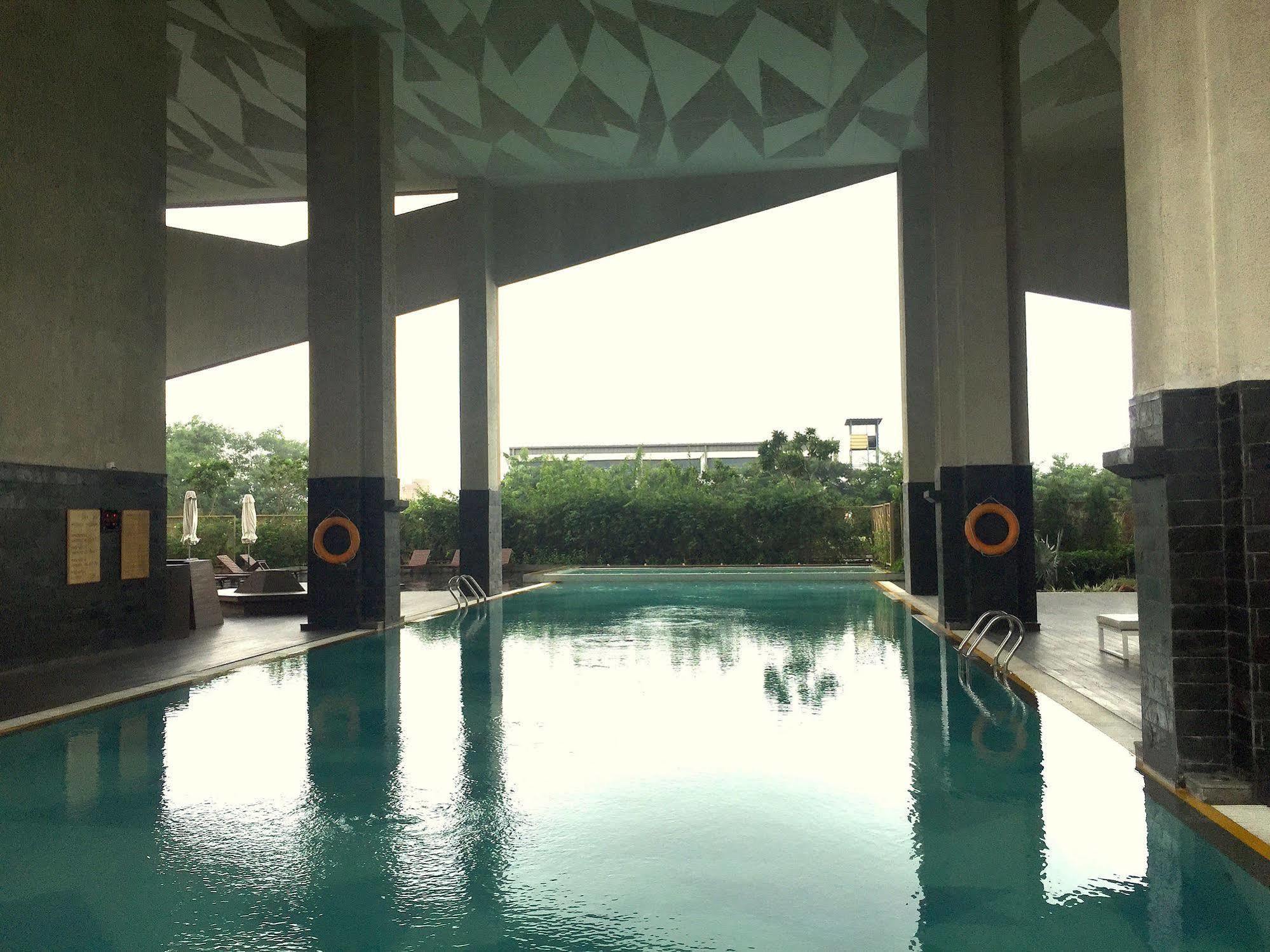 Vivanta New Delhi, Dwarka Zewnętrze zdjęcie Swimming pool at the hotel